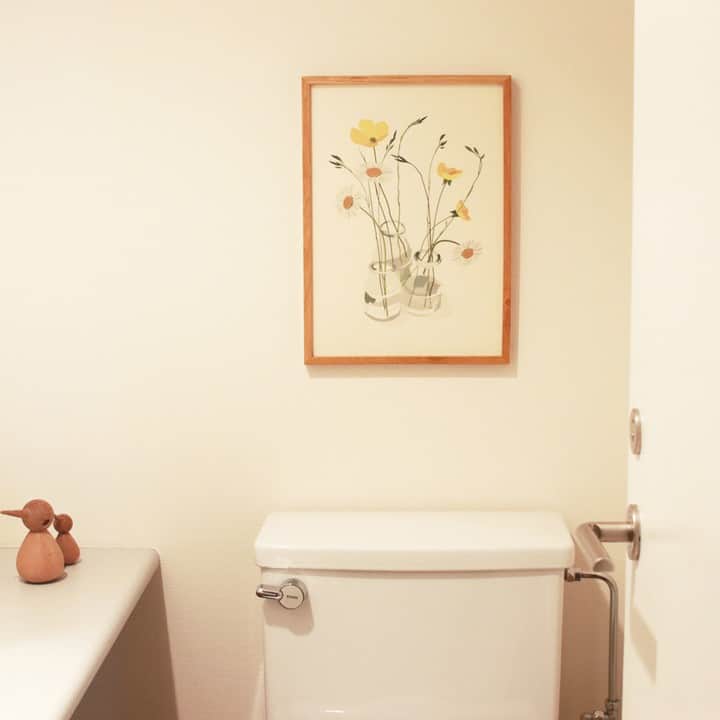 KOZLIFEさんのインスタグラム写真 - (KOZLIFEInstagram)「トイレに飾るのにぴったりのポスター！ 大きくもなく、小さくもないA3サイズ。光の届きにくい場所でも明るくなりますよ～♪ . -登場したアイテム- KORTKARTELLET/Botanicaポスター ユーカリ (A3サイズ) . ◎商品は当店トップページのバナーorプロフィールのURLからどうぞ。 ▶︎ @kozlife_tokyo . #KOZLIFE #japan #LoveFoodLoveLife #Interior #instahome #instagood #instajapan #livstagrammer #myhome #kortkartellet #botanica #poster #暮らし #北欧 #北欧インテリア #北欧雑貨 #インテリア #フラワーベース #丁寧な暮らし #シンプルライフ #花のある暮らし  #コートカルテレット #ポスター #ボタニカ #壁面インテリア #ユーカリ #壁面装飾 #玄関」6月9日 14時40分 - kozlife_tokyo