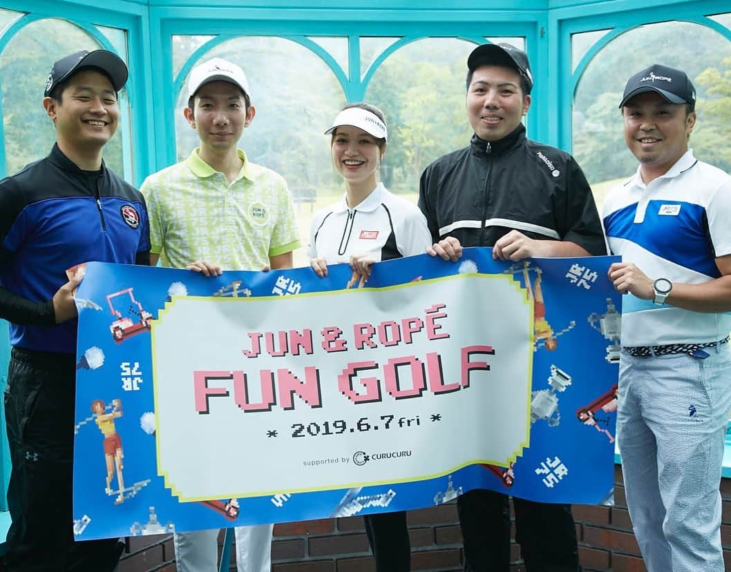 三枝こころさんのインスタグラム写真 - (三枝こころInstagram)「ジュンロペコンペ⛳️ 今回は男女ミックスということで、ゲストが豪華過ぎる😍 皆さんホールでドラコンやニアピン、朝からレンジでのワンポイントレッスンやパターレッスンもあったりで盛りだくさんな1日でした。 私は参加者の方々とスタートホールで撮影📸 生憎の天気で外での写真は撮れなかったけど、皆んなステキなコーディネートでゴルフ場がとっても華やかでした❤️ #ゴルフ女子  #ゴルフ男子 #ゲスト #参加者 #イベントホール #ニアピン #ドラコン #レッスン会 @junandrope」6月9日 14時40分 - kokoro_golf