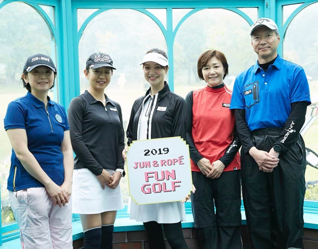 三枝こころさんのインスタグラム写真 - (三枝こころInstagram)「ジュンロペコンペ⛳️ 今回は男女ミックスということで、ゲストが豪華過ぎる😍 皆さんホールでドラコンやニアピン、朝からレンジでのワンポイントレッスンやパターレッスンもあったりで盛りだくさんな1日でした。 私は参加者の方々とスタートホールで撮影📸 生憎の天気で外での写真は撮れなかったけど、皆んなステキなコーディネートでゴルフ場がとっても華やかでした❤️ #ゴルフ女子  #ゴルフ男子 #ゲスト #参加者 #イベントホール #ニアピン #ドラコン #レッスン会 @junandrope」6月9日 14時40分 - kokoro_golf