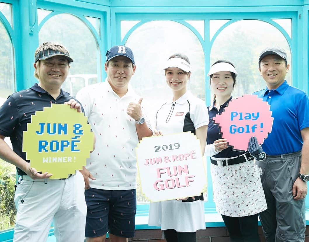 三枝こころさんのインスタグラム写真 - (三枝こころInstagram)「ジュンロペコンペ⛳️ 今回は男女ミックスということで、ゲストが豪華過ぎる😍 皆さんホールでドラコンやニアピン、朝からレンジでのワンポイントレッスンやパターレッスンもあったりで盛りだくさんな1日でした。 私は参加者の方々とスタートホールで撮影📸 生憎の天気で外での写真は撮れなかったけど、皆んなステキなコーディネートでゴルフ場がとっても華やかでした❤️ #ゴルフ女子  #ゴルフ男子 #ゲスト #参加者 #イベントホール #ニアピン #ドラコン #レッスン会 @junandrope」6月9日 14時40分 - kokoro_golf