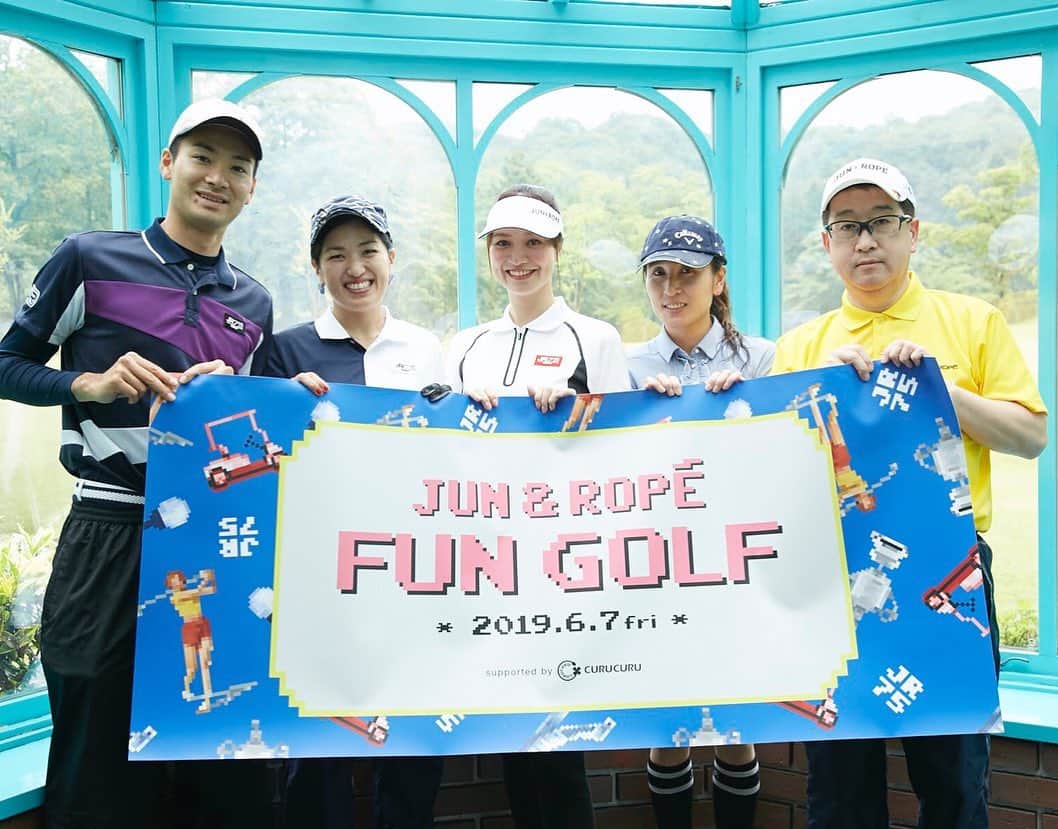 三枝こころさんのインスタグラム写真 - (三枝こころInstagram)「ジュンロペコンペ⛳️ 今回は男女ミックスということで、ゲストが豪華過ぎる😍 皆さんホールでドラコンやニアピン、朝からレンジでのワンポイントレッスンやパターレッスンもあったりで盛りだくさんな1日でした。 私は参加者の方々とスタートホールで撮影📸 生憎の天気で外での写真は撮れなかったけど、皆んなステキなコーディネートでゴルフ場がとっても華やかでした❤️ #ゴルフ女子  #ゴルフ男子 #ゲスト #参加者 #イベントホール #ニアピン #ドラコン #レッスン会 @junandrope」6月9日 14時40分 - kokoro_golf