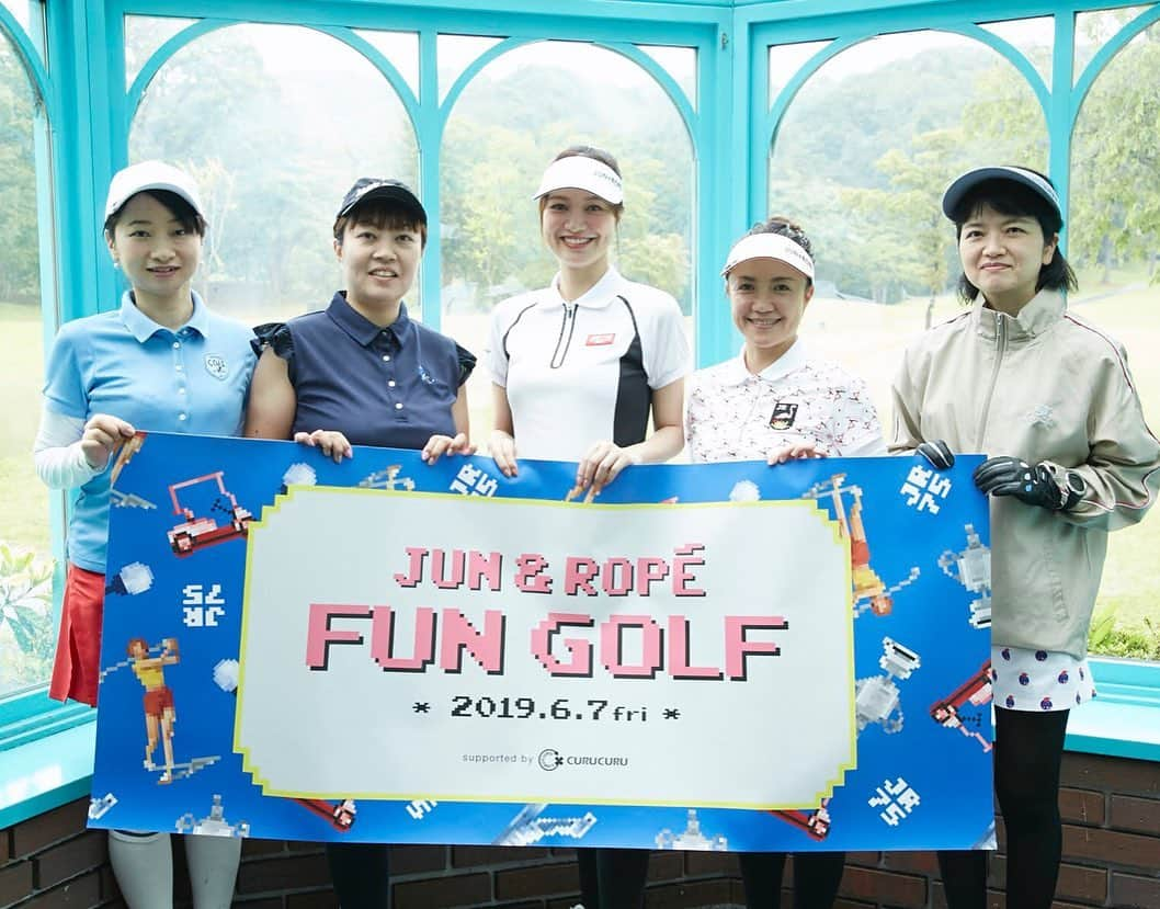 三枝こころさんのインスタグラム写真 - (三枝こころInstagram)「ジュンロペコンペ⛳️ 今回は男女ミックスということで、ゲストが豪華過ぎる😍 皆さんホールでドラコンやニアピン、朝からレンジでのワンポイントレッスンやパターレッスンもあったりで盛りだくさんな1日でした。 私は参加者の方々とスタートホールで撮影📸 生憎の天気で外での写真は撮れなかったけど、皆んなステキなコーディネートでゴルフ場がとっても華やかでした❤️ #ゴルフ女子  #ゴルフ男子 #ゲスト #参加者 #イベントホール #ニアピン #ドラコン #レッスン会 @junandrope」6月9日 14時40分 - kokoro_golf