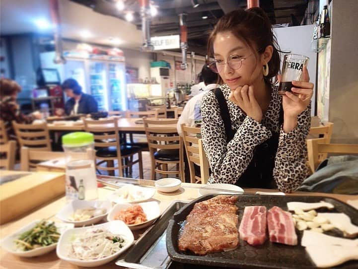 麻衣愛さんのインスタグラム写真 - (麻衣愛Instagram)「韓国でサムギョプサルは絶対食べたいよね💗🇰🇷 #サムギョプサル #明洞 #時差投稿 #韓国 #koreanfood #korea」6月9日 15時03分 - maiaiii_0814