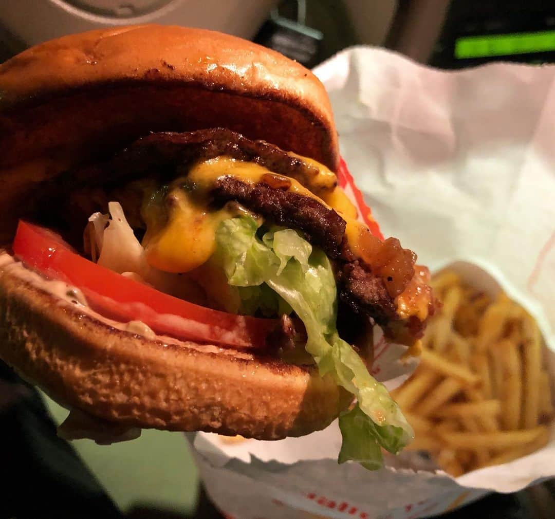 虎牙光揮さんのインスタグラム写真 - (虎牙光揮Instagram)「IN-N-OUT time in my car🍔🍟🥤 #innout #burger #yummy #dinner #MickeyKoga #losangeles #california #usa #インアンドアウトバーガー #虎牙光揮 #アメリカ生活」6月9日 14時57分 - mickeykoga