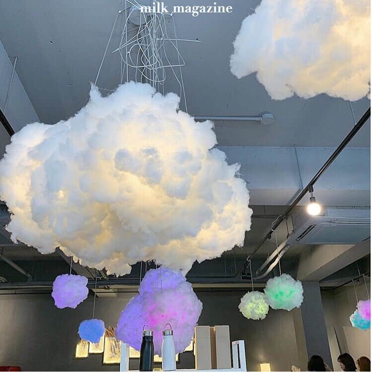 MOVE / ムーブさんのインスタグラム写真 - (MOVE / ムーブInstagram)「❁ ﻿ ┈┈┈┈┈┈┈┈┈┈┈┈┈┈┈﻿ ﻿ 🇰🇷毎週日曜日は韓国カフェ特集  ネオンの雲と牛乳パックの形のグラスが﻿インスタ映え❤︎﻿ ﻿ 韓国のカロスキルにある『CAFE EL CIELO』﻿ 店内は、ネオンカラーの雲が浮かんでいて﻿ とってもフォトジェニック！﻿🥰 ﻿ デザートプレートには雲が描いてあったり、﻿ グラスがパックの形だったりして、﻿ 細かいところまで可愛すぎるんです☁️❤︎﻿ ﻿ 韓国旅行の際はぜひチェックしてみてね✨﻿ ﻿ 『CAFE EL CIELO』﻿ 住所:서울 강남구 강남대로156길 31﻿ (ソウル カンナムク カンナムデロ 156ギル31)﻿ 最寄駅:３号線 シンサ駅(신사)徒歩4分﻿ 営業時間:(月～木)11:00-22:00﻿ (金) 11:00-23:00﻿ （土）12:00-23:00﻿ (日) 12:00-22:00﻿ ラストオーダーは30分前 ﻿ ﻿ photoby﻿ ‪‪❤︎‬ @__cha46_mm ❤︎ @megu.iii ❤︎ @erika__1020 ❤︎ @minamimapo ❤︎ @___rukagram___ ﻿ MiLKではみなさんからのお写真を募集しています♥﻿﻿﻿﻿ @milk_magazine_﻿﻿ をタグ付けして投稿してね♥﻿﻿﻿ ﻿ ┈┈┈┈┈┈┈┈┈┈┈┈┈┈┈﻿ @milk_web #milk_magazine﻿﻿﻿ #milkmagazine  #韓国カフェ#ソウルカフェ#カロスキル #カロスキルカフェ#韓国#韓国旅行#韓国カフェ巡り #韓国カフェスタグラム #koreacafe#韓国カフェ情報 #cafeelcielo#카페#카페스타그램 #카페투어」6月9日 15時00分 - milkmag_official
