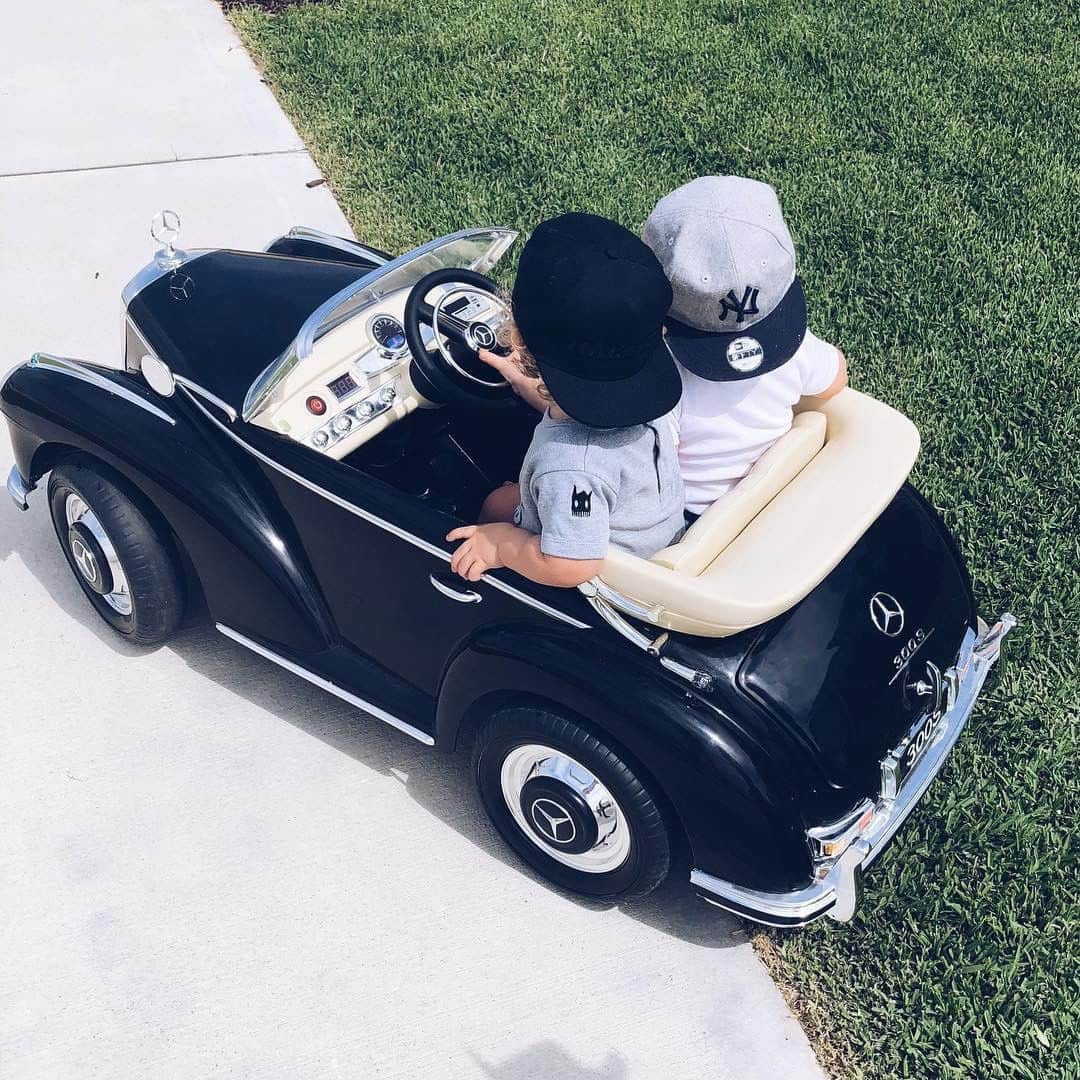 メルセデス・ベンツさんのインスタグラム写真 - (メルセデス・ベンツInstagram)「Already driving in style. 🌟 Photo by @katie_lee_carter. . #MercedesBenz #300S #MercedesBenzMuseum  #mbfanphoto #vintagecars #sundaymood #automotivedesign #drivinginstyle #kidsofinsta #teachthemyoung #mbcar」6月9日 15時00分 - mercedesbenz