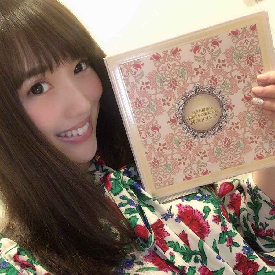 のインスタグラム：「【活きた酵素を身体にそのまま入れる酵素ドリンク】✨ . . 保存料・添加物一切不使用！とことん素材にこだわり、身体に良いものだけを使用した健康に特化した酵素なんだってー☺️💓 . . 手軽に野菜&ビタミン不足を消化できて腸内フローラを整え身体の中からキレイになるサポートをしてくれるというめんどくさがりには嬉しいアイテム⭐️ . . 脂質・糖質を分解する成分を配合しているから一食置き換えるだけでもダイエット効果があるとのことで早速飲んでみたんだけど…早速お通じに効果ありでした👌💓 . . 牛乳で割ると飲みやすくなるよー✨ . . #岡英里 #グラビア #アイドル #活きた酵素を身体にそのまま入れる酵素ドリンク #酵素 #酵素ドリンク #置き換え #ダイエット #置き換えダイエット #青汁 #風 #牛乳 #おすすめ #便秘 #便秘解消 #デトックス #腸内環境改善 #健康 #美容 #美意識 #美意識高い人と繋がりたい #男女問わず #おすすめ #beauty #health #japanese」