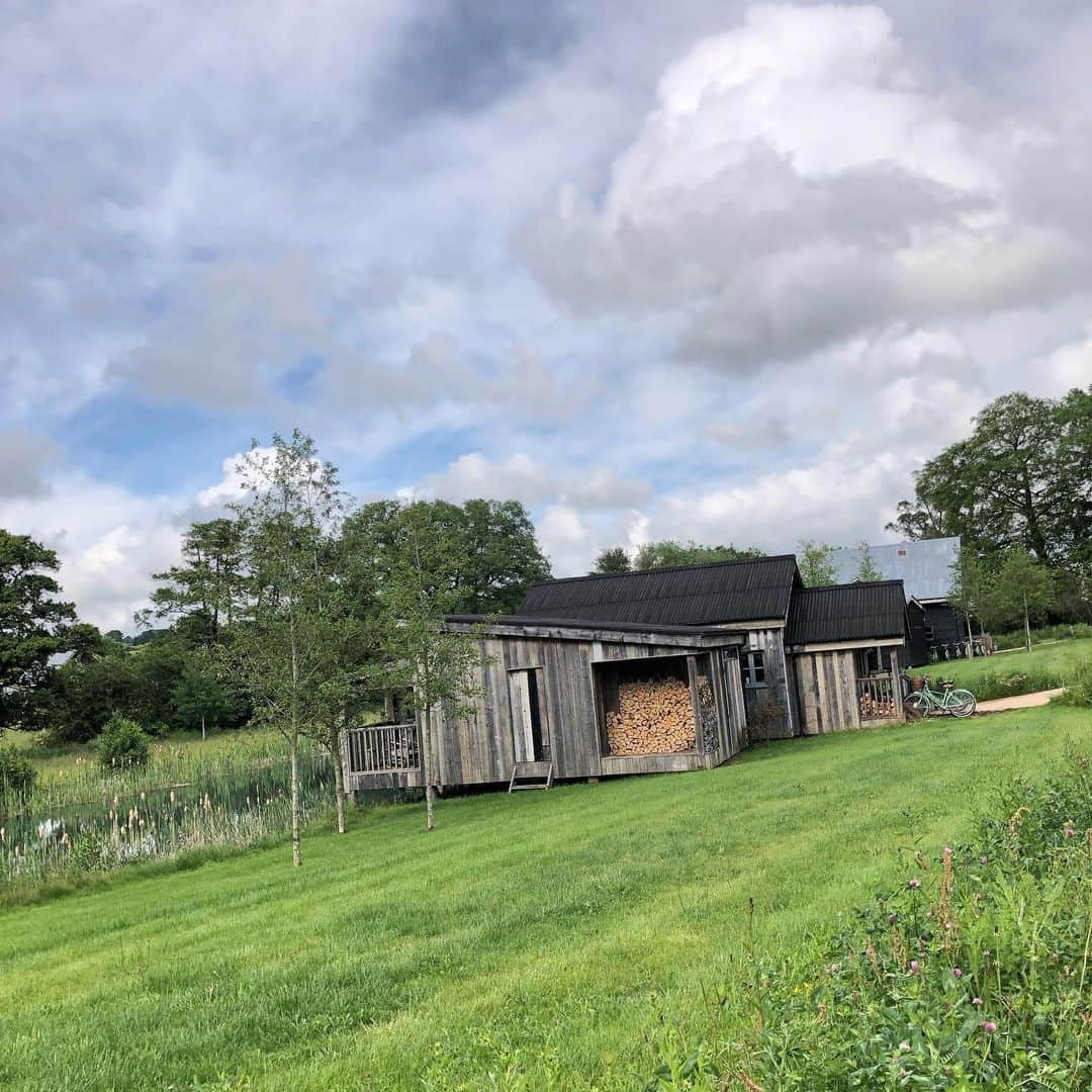 ボビー・ブラウンさんのインスタグラム写真 - (ボビー・ブラウンInstagram)「Everything perfect at @sohofarmhouse #charming #englishcountryside #judysbdaybash」6月9日 15時16分 - justbobbidotcom