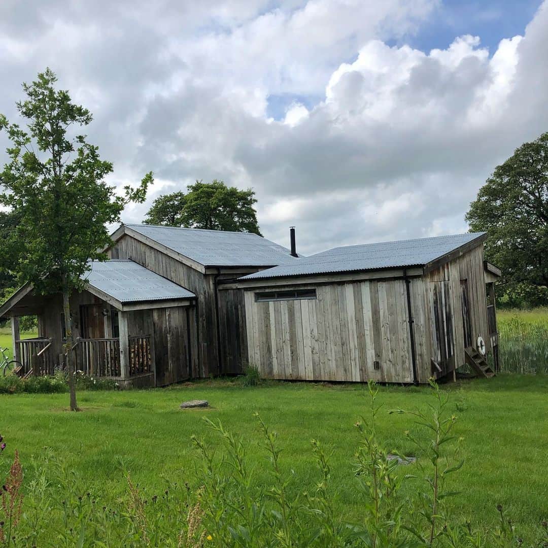 ボビー・ブラウンのインスタグラム：「Everything perfect at @sohofarmhouse #charming #englishcountryside #judysbdaybash」