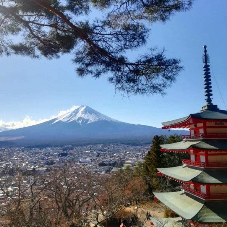 桑原淳のインスタグラム：「https://camp-fire.jp/projects/view/159317  500年の歴史を持つ【富士山と御師】という文化が僕の地元の山梨県富士吉田市に存在します。  今その歴史と文化が消え去ろうとしていて、今回その家の人と復活させるべくクラウドファンディングをやっています。  僕は主にプロデュースなどを担当させてもらってます。  どんな文化なの？という疑問もあると思いますので、キャンプファイヤーのページをぜひ一度読んでみてください！  トップのブログからも飛べます。」