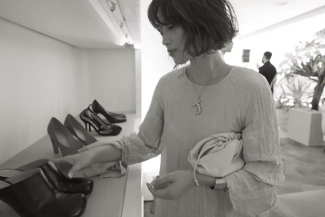 JUNNAのインスタグラム：「銀座のBOTTEGA VENETAブティックで 行われたパーティーへお招きいただきました🥂  アジア最大の売り場面積をもつ銀座店。 日本とイタリアの伝統を美しく表現した空間には 元CÉLINEのPHOEBE PHILOの右腕として活躍していた 新クリエイティブディレクター DANIEL LEEが手掛けたコレクションが...🖤 今宵も @sonekana と2人で...✨ ・ ・ ・ アテンドの鈴木さん、山田さんが丁寧に案内して下さったお陰でとても楽しいひと時でした☺️ #BOTTEGAVENETA #DanielLee #ボッテガヴェネタ #ワッシャーサテンルーズワンピース」