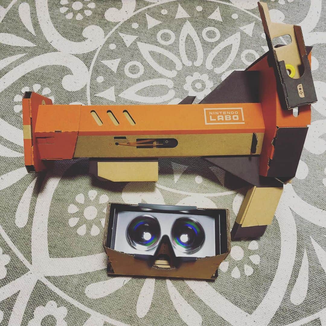 井澤惇のインスタグラム：「ついに、初VR体験。バズーカ作るのに半日かかったけど、ギミックが天才的。この仕組み凄すぎる！！」