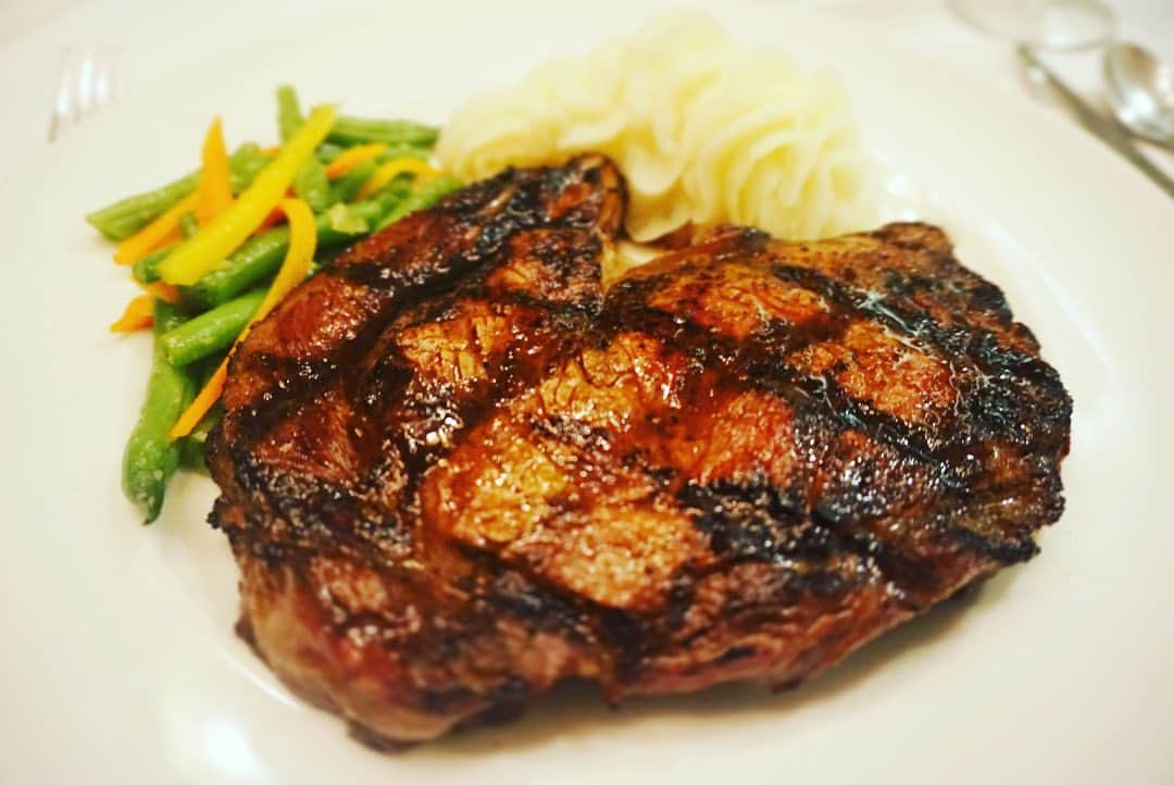 朝比奈南さんのインスタグラム写真 - (朝比奈南Instagram)「#hyssteakhouse #steak #肉 #ステーキ #ハイズステーキハウス #trip #travel #instatravel #travelgram #hawaii #waikiki #hawaii🌴 #hawaii🌺 #旅 #旅行 #セルフポートレート #selfportrait #fashion #camera #カメラ #写真 #ミラーレス一眼 #ミラーレス #α6000 #ポートレート #sony #カメラ好きな人と繋がりたい #camera📷 #ディナー #グルメ」6月9日 15時35分 - minami_asahina