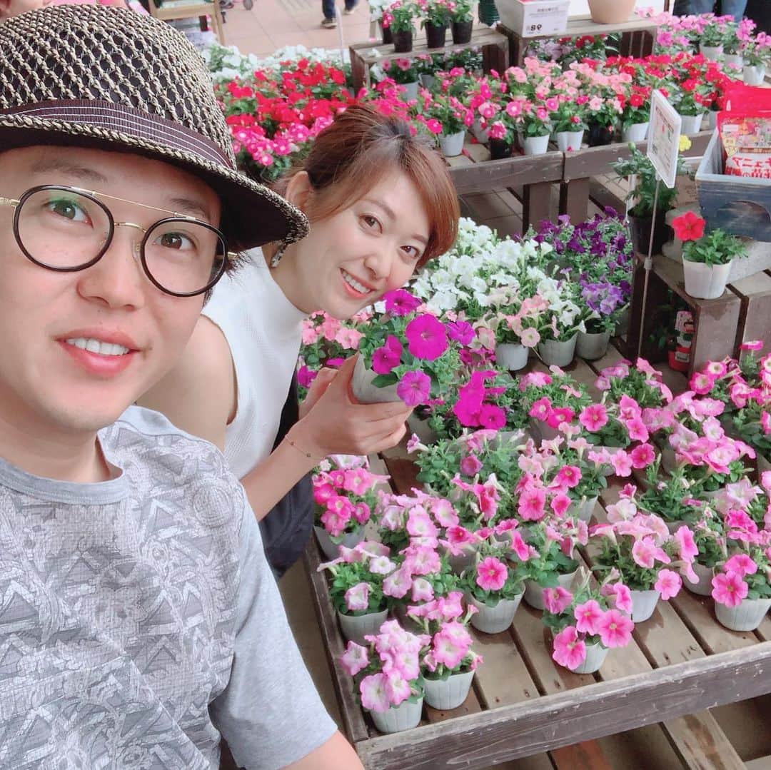 金子貴俊のインスタグラム：「妻とホームセンターに家庭菜園するお野菜の苗と植物をお買い物！ 帰宅して慌てて雨が降る前にお野菜を植えて支柱を立ててとワタワタ😝 途中で雨が降ってきちゃったけど、今日しか植えるタイミングなかったし、濡れながら夫婦で作業！！なんとか終わった。元気にお野菜達よ育つんだぞー💪  #家庭菜園#家庭菜園初心者」