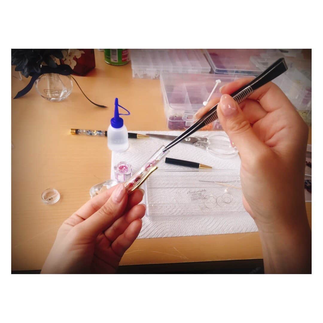 中村果生莉さんのインスタグラム写真 - (中村果生莉Instagram)「😍👍✨ . . 姉に誘ってもらって、初めてのハーバリウムボールペンを作ってきた❤️ . . 前回は、お皿をイチからデザインして作る#ポーセラーツ も誘ってくれたんだけど、こういうの作るの大好きなのを知っているのでハーバリウムも誘ってくれました🤣  数あるボールペンの色の中から選んだのは黒。  で、大好きなピンク系の花材を入れて、ラメとかパールとかスワロフスキーでキラキラさせつつ、最後はオイルを投入～！ お手軽に、しかも自分好みの可愛いオリジナルボールペンが作れて大満足♪  これもやっぱりハマった。笑  しかもポーセラーツよりも手軽にできる。笑  って事で、多分数日後には家で作ってる可能性120%！ プレゼントとかにも最適そうだしね😍  ありがとー(*´∀｀) . . #ハーバリウム #ボールペン #初体験 #やっぱりハマる #楽しい #図工」6月9日 15時54分 - kaori.nakamura_0226