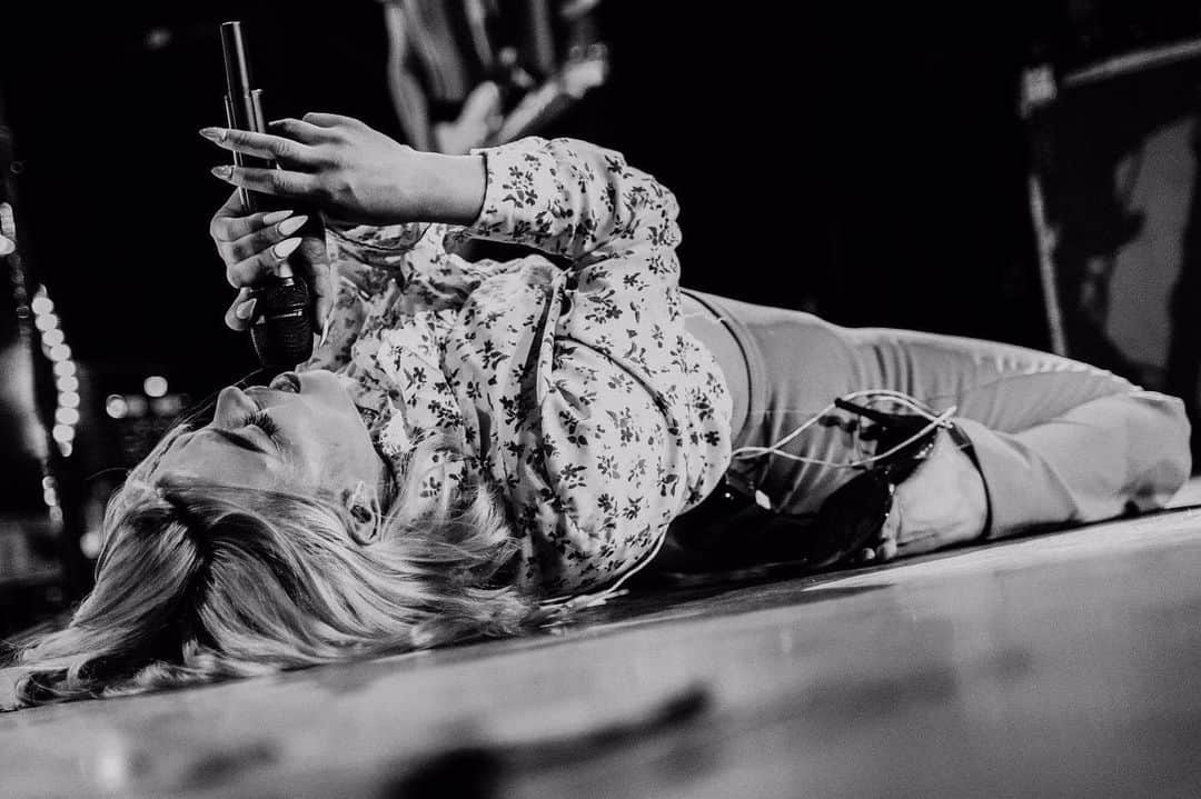 HEY VIOLETのインスタグラム：「already missin it❤️❤️❤️ thank you to everyone who came and danced, cried, and laughed with us. we are forever grateful to have a family as wonderful as you xoxoxo 📸: @mfloodphoto」