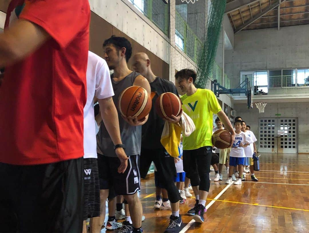 青木康平さんのインスタグラム写真 - (青木康平Instagram)「Watch&C procamp2019 in OKINAWA.  DAY2  改めて、しゃもさん、ユキオ、宮平くん、坂田小学校の 皆さま、感謝です🙇🙇🙇 このキャンプでこの様な形で子供達と触れ合うのは初めてだったので、すごくいい体験でした！ 本当に関係者の皆様ありがとうございました🙇🙇🙇 #watchandc#watchandcprocamp2019#OKINAWA」6月9日 16時00分 - cohey11