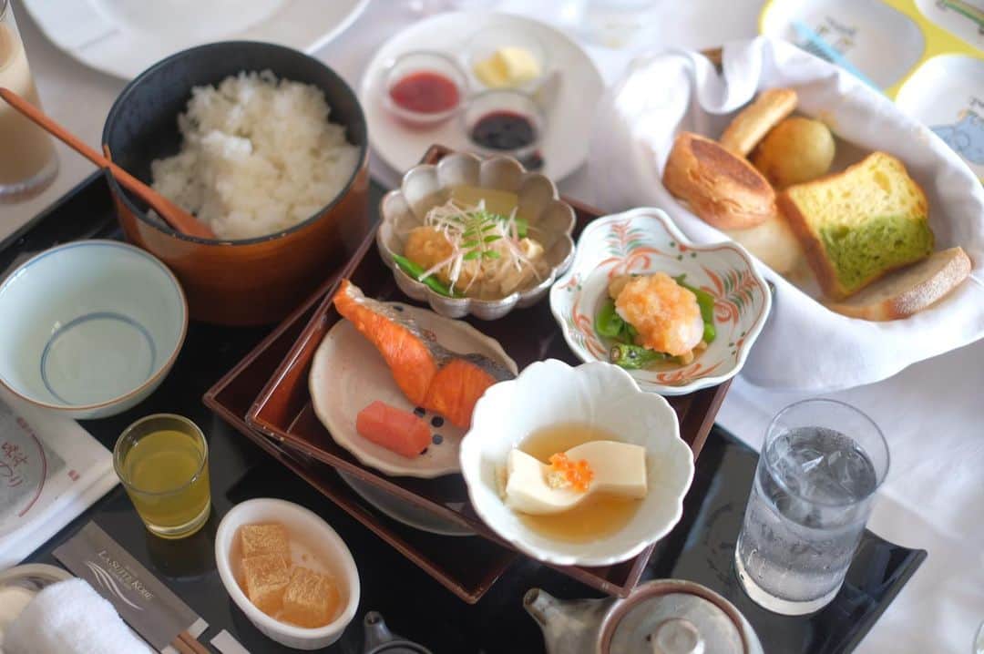 奥田順子さんのインスタグラム写真 - (奥田順子Instagram)「週末LA SUITE KOBE⚓️に宿泊しました。大きいバスタブに大喜びでした！ お部屋での朝食もありがたい！！ 和食と洋食どちらも🍴😆 #ラスィート #ラスイート神戸 #LASUITE#神戸#kobe」6月9日 16時06分 - okuda_junko