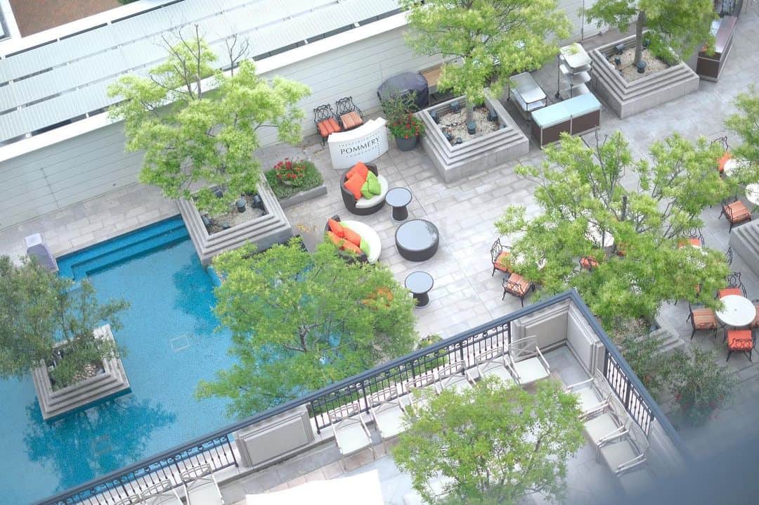 のインスタグラム：「週末LA SUITE KOBE⚓️に宿泊しました。大きいバスタブに大喜びでした！ お部屋での朝食もありがたい！！ 和食と洋食どちらも🍴😆 #ラスィート #ラスイート神戸 #LASUITE#神戸#kobe」
