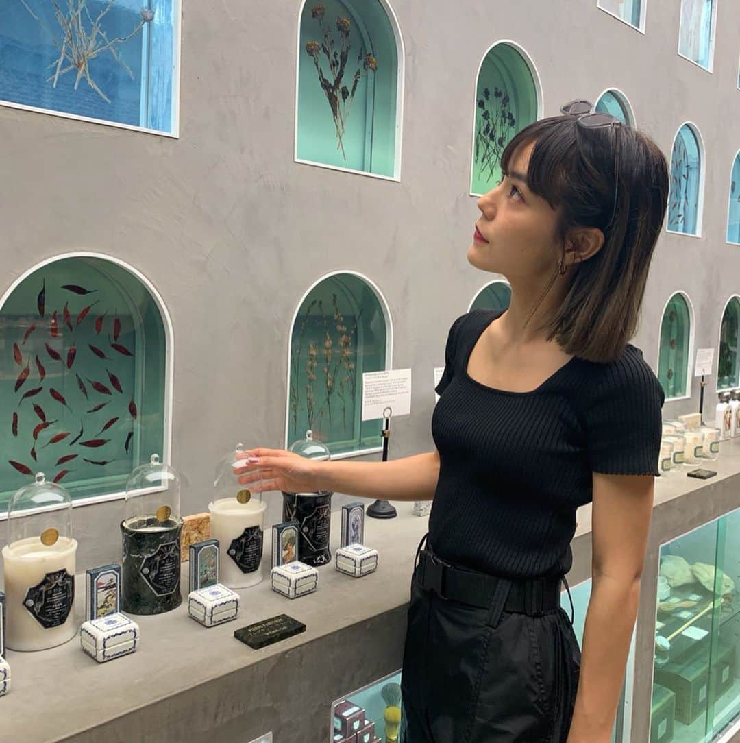 のインスタグラム：「@officine_universelle_bulyjapan の 代官山店に行ってきたよ🥺💓 お目当てはこのお洒落な キャンドル🔥❤️ 大理石で一つ一つ違う デザインだから使い終わってから 花瓶にしたいんだ🥺👏✨ #BULY #代官山」
