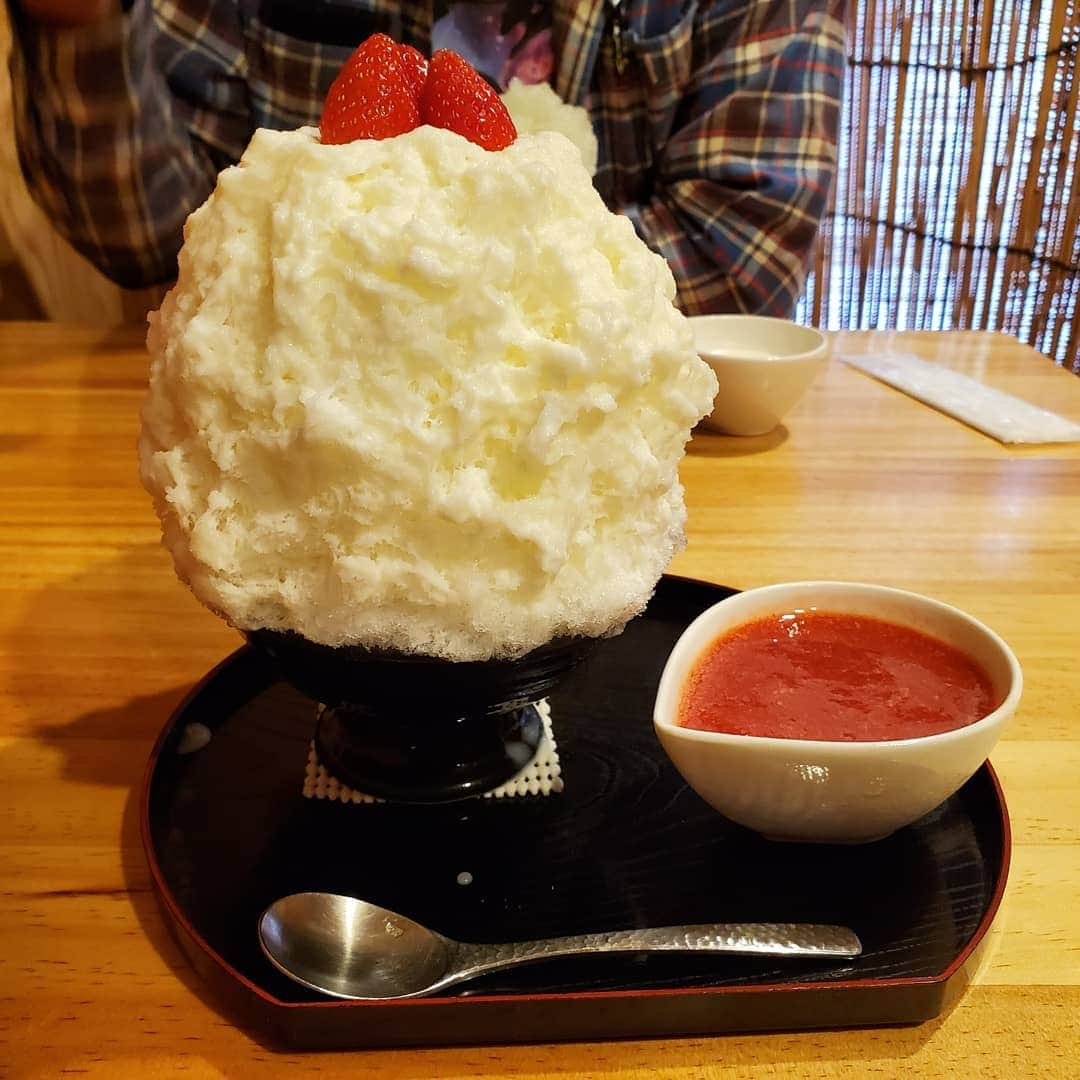 八つ橋てまりさんのインスタグラム写真 - (八つ橋てまりInstagram)「かき氷🍧♡ 美味しかった🎵 よしくんは、スペシャルメロン🍈 メロンの方を天然氷にしてみたよ😊 店員さんに聞いたら、そんな変わらないよーって言ってたけど、口に入れたときに優しい味がした😊  今度から、天然氷にしよー😊💕 ここの店主さんは、いつ行っても気さくで優しいんだ🎵大好きなかき氷屋さん🍧 今日は、少しだけ涼しかったから、スムーズに入れたけど、だいたい待つ。  それが嫌だから、整理券早めにゲットして、開店までスカイツリー散歩してくるーってコースが最高✨  人を待つとか平気なのに、食べ物は待てない🎵  スペシャルメロンのメロンも甘かったし、何よりメロンシロップも甘すぎなくてうまかった💮  生いちごヨーグルトは、そろそろいちごも終わりってTwitterのってたからたべなきゃと思い😊 安定の美味しさで、ご馳走さまでした♡ ・ ・ ・ ＃かき氷 ＃椛屋 ＃スペシャルメロン ＃生いちごヨーグルト ＃八つ橋てまり」6月9日 16時09分 - temari.odebu