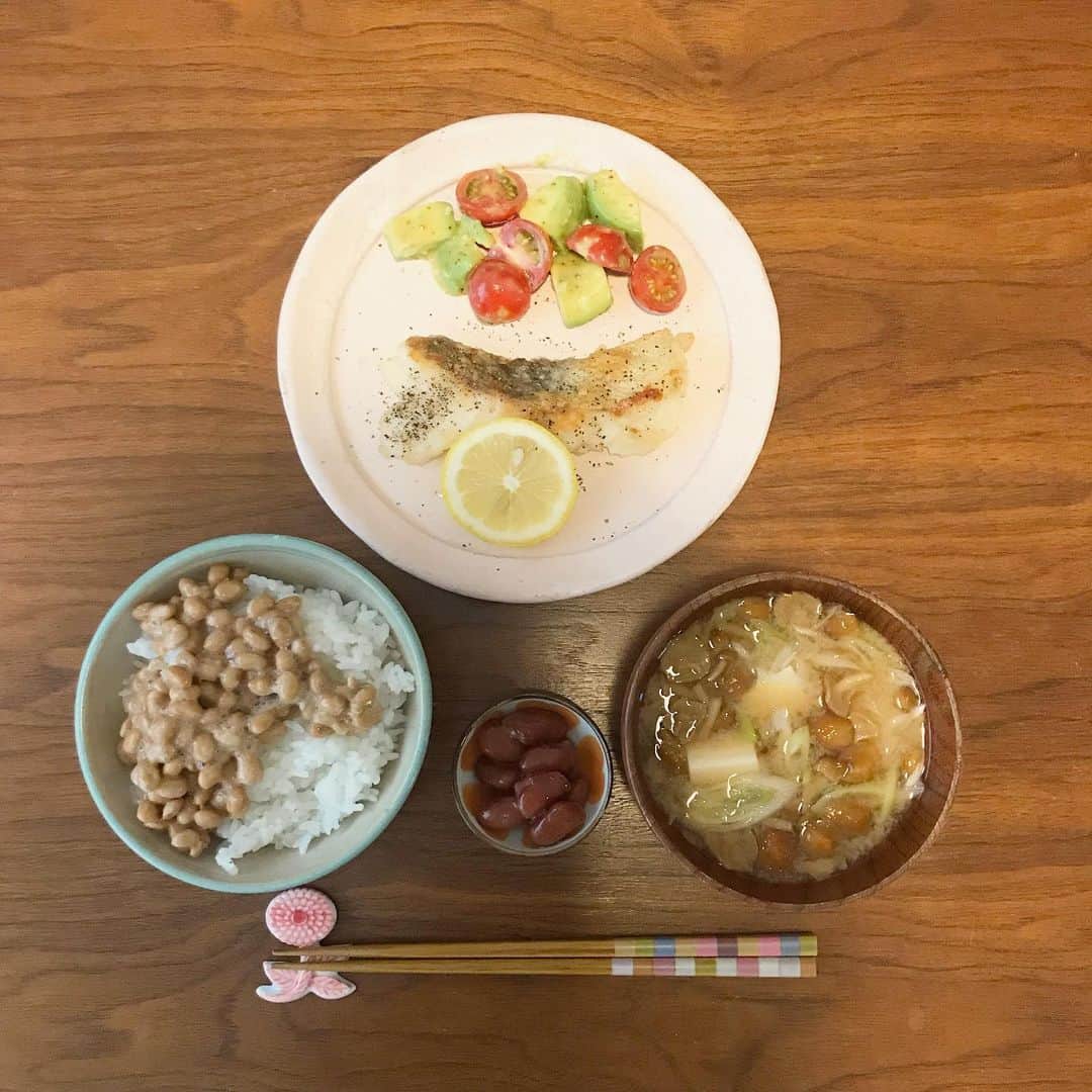 櫛引彩香のインスタグラム：「アボカドの選び方が、今回はうまくいったようです🥑 #おうちごはん  #ビキコのごはん  #納豆大好き  #味噌汁」