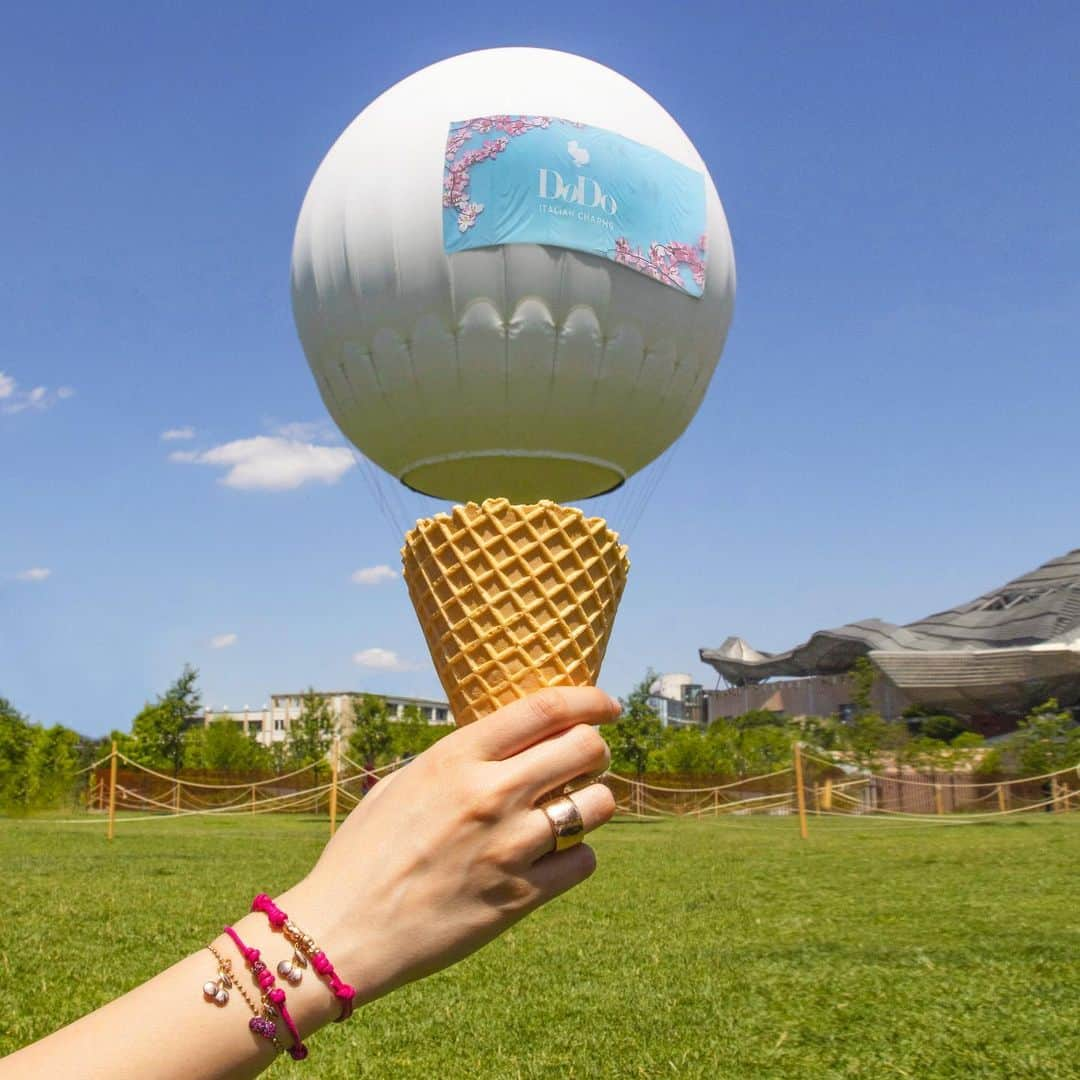 ドドさんのインスタグラム写真 - (ドドInstagram)「Ice cream or balloon? Swing by the DODOGARDEN at the CityLife Park in Milan today and find out! #dodojewels #dodocharm #dodogarden #naturecollection . . . #opticalillusions」6月9日 16時20分 - dodojewels