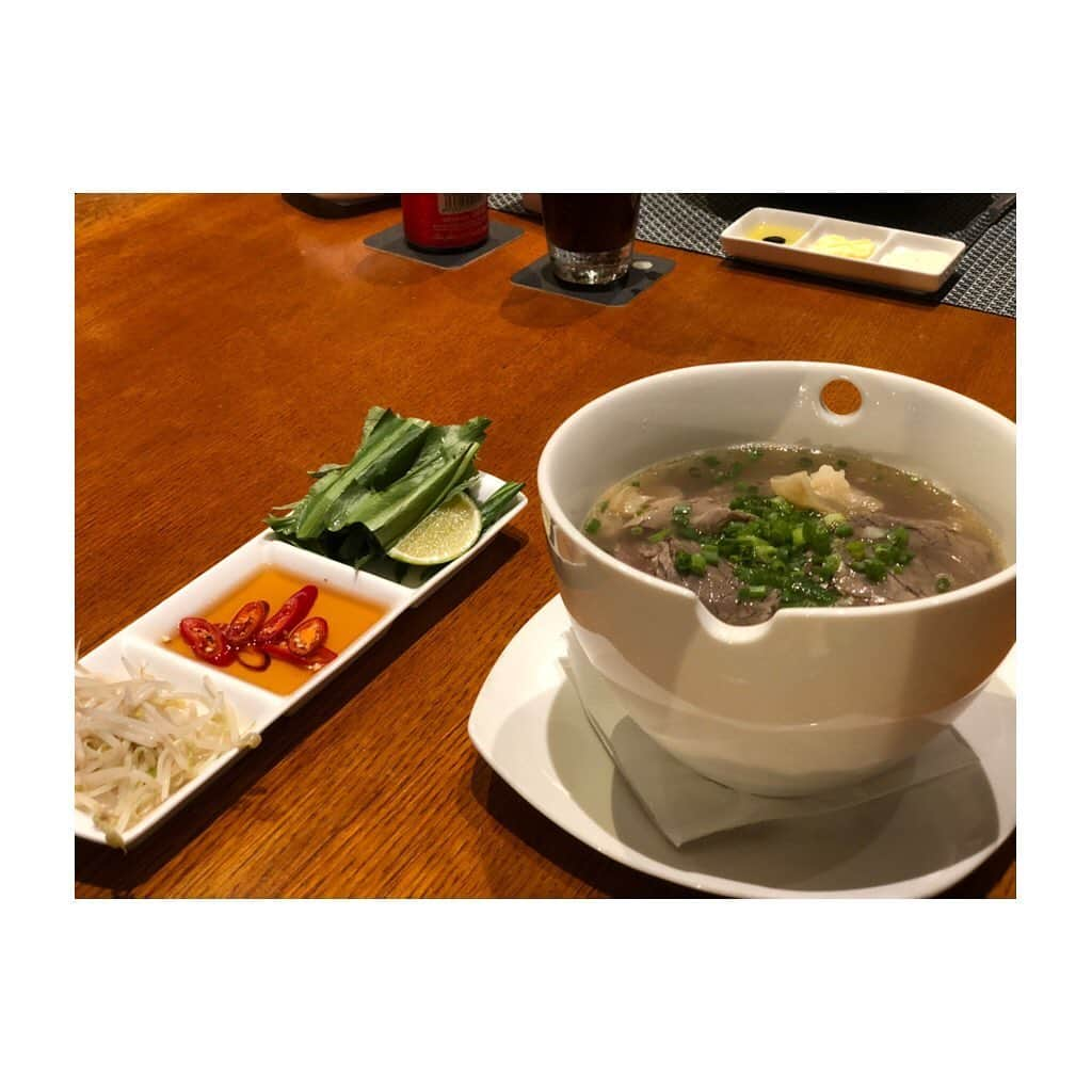 宇田恵菜さんのインスタグラム写真 - (宇田恵菜Instagram)「Danang food.x ① チキンライス at コムガーアンハーイ (1食200円とまじで激安！そして、美味しい！スープはパクチー効いててパクチー好きにはgood) ② カオラウ、揚げワンタン、ホワイトローズ at Morning Glory (ホイアンの名物料理、揚げワンタンが私は好きでした) ③ ベトナムコーヒースムージー at Homes coffee (ベトナムコーヒーは、濃いめで豆自体が甘い風味、そしてそこに、えげつない量の練乳かシロップをいれるから、激甘になるけん、no sugerがおすすめ！そこからの、少しキャラメル！そうすると、ここのコーヒーショップのコーヒーフラぺ最強に美味しかった😍 ④フォー at プルマンダナンホテル 最終日に食べて、パクチーではない香菜にやられました笑 ⑤ハンバーガー at プルマンダナンホテル ロブスターパテと和牛パテで、旨味あったけど味付けないので、塩いる！備え付けのポテトが美味しかった！(揚げ方) ⑥ドリアン 至る所に悪魔のフルーツ！ ⑦⑧プルマンダナンのディナー 美味しかったよ！！どれもこれも！！ #ベトナム旅行 #ダナン旅行 #ダナン #Danang #danangcity #actresslife #女優 #プルマンダナンビーチリゾート #pullmandanang #リゾートホテル #バルコニー #ホテル朝食 #5つ星ホテル #チキンライス　#恵菜旅　#ena_trip」6月9日 16時24分 - ena2727