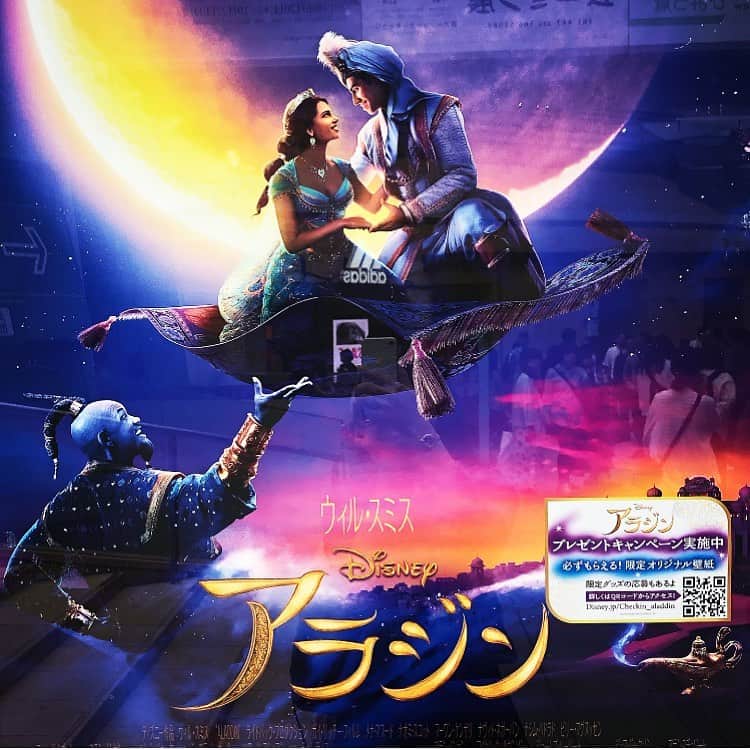 榊山敬代のインスタグラム：「☔️🧞‍♂️✨… ・  梅雨入りな日曜日は今年はじめての 映画鑑賞ということでアラジンの巻  小学生の頃によく家族で 観ていたなぁと懐かしく  新しくバージョンアップされた アラジンの世界へと鑑賞タイム  魔法のひとコマがフルコースで 楽しめる世界は子供心に帰る時  魔法のチカラで  外見や地位が理想的に叶いましても 心は変えられない変わらない存在は  いくつになりましても どのような環境になりましても 忘れてはならない心持ちにて  魔法は自分のために使うのではなくて 誰かを笑顔にする為に使いたいなぁと  あらためておもうのでした  #AWholeNewWorld の歌詞では こんなに素敵な歌詞でしたっけと ことばの眩しさに涙がにじむとき  #令和 という新しい時代に キラキラとひびくのでした  ちなみに歌詞をネットで検索してみたのですけれど 今回の映画を和訳された方の歌詞が良い感じでした ・ ・ ・ 🕌💎🧞‍♂️💫… ・ ・ ・ ・ ・ 🕯展示情報… ・ 『 榊山敬代日本画展 』 … 〈Fancy〉  うつろい色の物語  会期：令和元年6月22日(土)〜7月7日(日) 会場：株式会社 豆子郎  豆子郎の里 茶藏唵内 御迎処 … ・ (山口市大内御堀一丁目1番3号) 開館時間／10:00〜17:00 ※6月22日に限りましては22時まで開館  入場料 無料  作家在廊日 6月22日  https://toushirou.info/shop/sakuraan/sakurakan ・ ・ 主催 協賛／株式会社豆子郎 ・ ・ ・ ---------------------------------------- ・ ・ ・  この度は 山口の老舗和菓子店 株式会社豆子郎  豆子郎の里 茶藏唵内 御迎処にて 日本画展を開催いたします。  四季を感じ 季節を敬う日本人の心を伝える 日本庭園「大内四季庭」が一望できます  茶藏唵内 御迎処 を会場にて  榊山敬代 代表作シリーズであります 『Fancy』シリーズを通して うつろい色の物語 をお届けいたします。  展示初日の6月22日夏至では 毎年恒例の豆子郎キャンドルナイトが 開催されます機会に 今期はキャンドルの灯りでFancyの世界を鑑賞する  新たなこころみの日本画展を開催いたします。  また翌日23日より七夕までの期間では 自然光の気配と共に清々しき絵肌へ心を寄せて  日本画の うつろい色 の世界をご堪能ください… ・ ・ ・ #ディズニー #Disney #Aladdin  #魔法 #心 #アラジン #映画館 #art  #MUSIC #fantasy #entertainment #芸術 #Japanese #cinema #Tokyo  #日本画家 の #外出こんなもん  #運動不足」