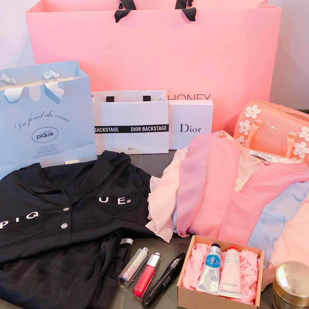 のインスタグラム：「プレゼントたち～🌸🌸🌸 ただでさえいつもお世話になってるのに、ありがとうございます🙌♡ これからもお仕事がんばるまん！！」