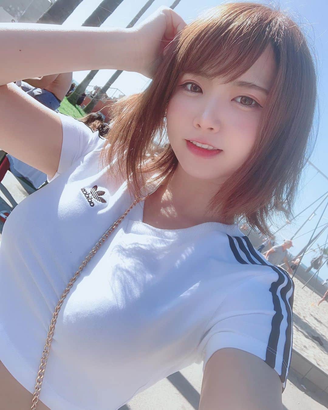 えなこさんのインスタグラム写真 - (えなこInstagram)「ビーチとっても綺麗でした🏖 #losangeles #venicebeach #adidas #ootd #japanesegirl #selfie」6月9日 16時35分 - enakorin