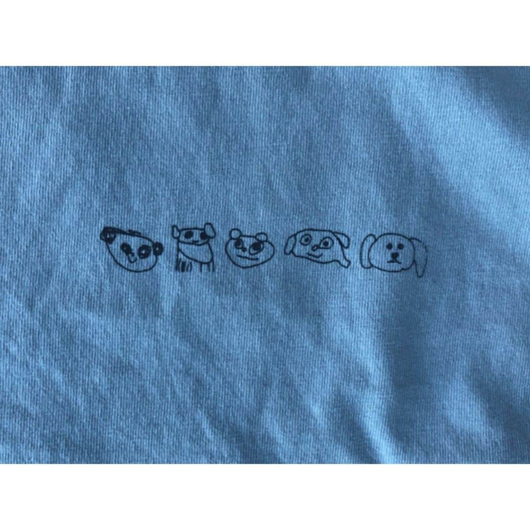 monmimi1さんのインスタグラム写真 - (monmimi1Instagram)「. . こんにちは！ . お休み中に 失礼いたします。 . 以前 お絵描き企画として ご応募いただき 恐れ多くも 選ばせていただいた かわいいワンちゃん達の 商品が やっと完成いたしました^_^ . サイトの new arrival に upしてあります^_^ . まんまるお顔の かわいいワンちゃん5匹は 長袖と 半袖の Tシャツに。 フロントに 横に並んで5匹🐶 バックに www.ワンワン の文字を形どった5匹の ワンちゃんを プリント させていただきました^_^ . 弱ったワンちゃんは ハンドタオルに . 描き直してくれて より陽気になった ひょうきん顔の ワンちゃんは ネームホルダーに なりました。 . ゆるい というコンセプトを 作ろうとは 思っていなかったのですが 子供達の描いた絵が 集まると こんなにゆるくて かわいいものだとは 思いませんでした🙈 . たくさんのご応募 たくさんの出会いに 感謝いたします。 . 今回は 半袖 長袖 短パン ハンドタオル ネームホルダー thanks bag 赤文字 の 6点セットです。 . . 子供達の 優しくかわいい アートの世界が これからも たくさん増えますように^_^ . . . . . .」6月9日 16時36分 - monmimi1