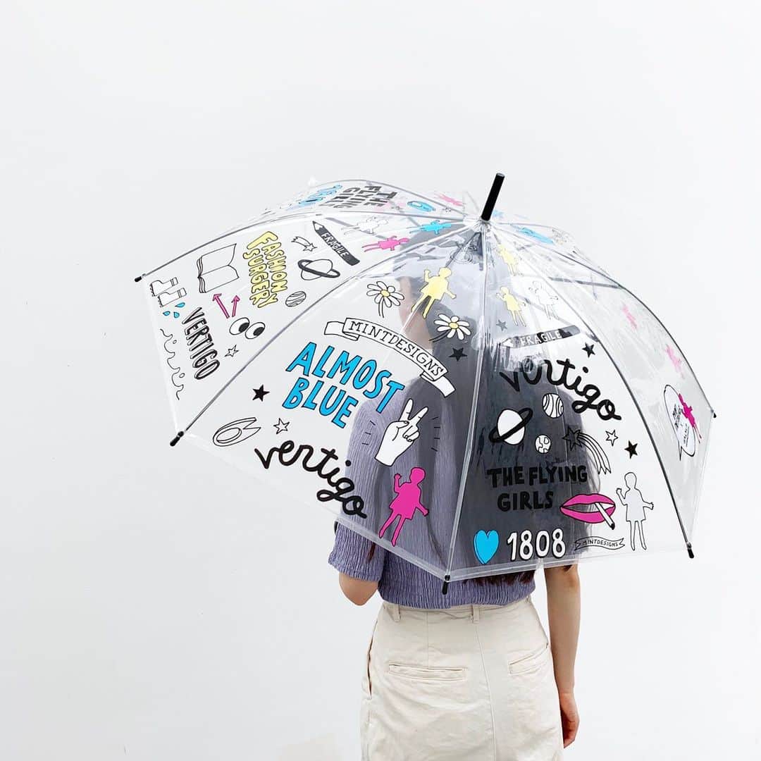 ミントデザインズさんのインスタグラム写真 - (ミントデザインズInstagram)「〈RECOMMENDITEM〉 憂鬱な梅雨の時期に向けて、お気に入りの傘を新調してはいかがでしょうか？ . @walnut_illustration とコラボレーションしたビニール傘は、過去のコレクションタイトルをイラストロゴで表現したPOPなデザインで、雨のお出かけも楽しくなるようなデザインです。 オンラインショップでのお取り扱いはございませんので、青山店までお問い合わせください。 . #mintdesigns #ミントデザインズ  #mintdesigns_store #fashion#梅雨#傘#umbrella#raingoods#rain#walnut」6月9日 16時42分 - mintdesigns_store