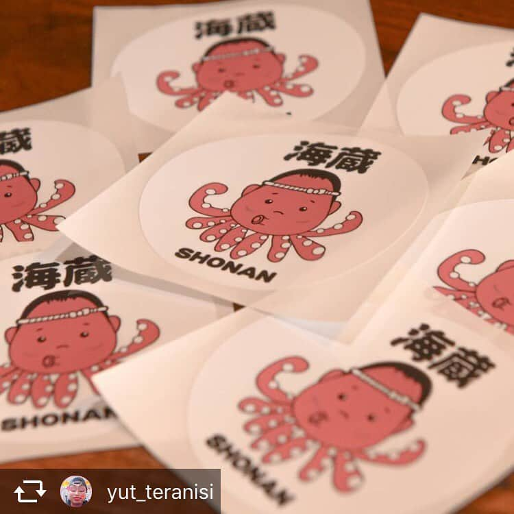 ほんこんさんのインスタグラム写真 - (ほんこんInstagram)「yut_teranisi FB 海蔵(kaizou) ステッカー1枚200円ですのよ❤️ ご注文はお店(海蔵kaizou)かお気軽にDM下さい❤️❤️ 店長まで #ステッカー #海蔵kaizou  #たこ焼き  #居酒屋 #たこ焼き居酒屋 #ほんこんの花屋さんbloom  #ほんこん  #辻堂  #ロングボードサーフィン  #サーフィン」6月9日 16時44分 - hongkong2015_4_9