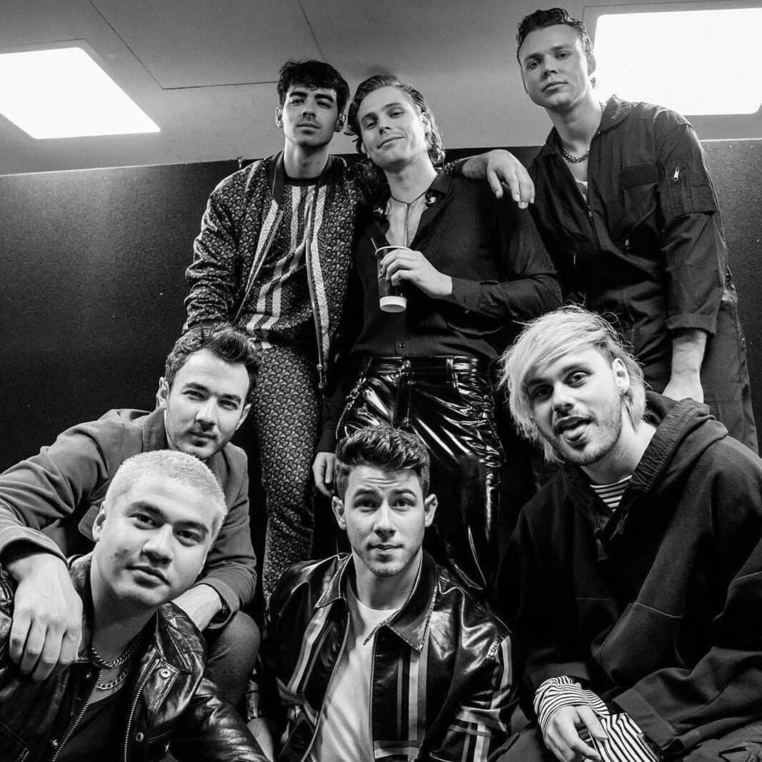 マイケル・クリフォードのインスタグラム：「I love watching these guys put their incredible energy back out into the world again. I love the Jonas Brothers.」