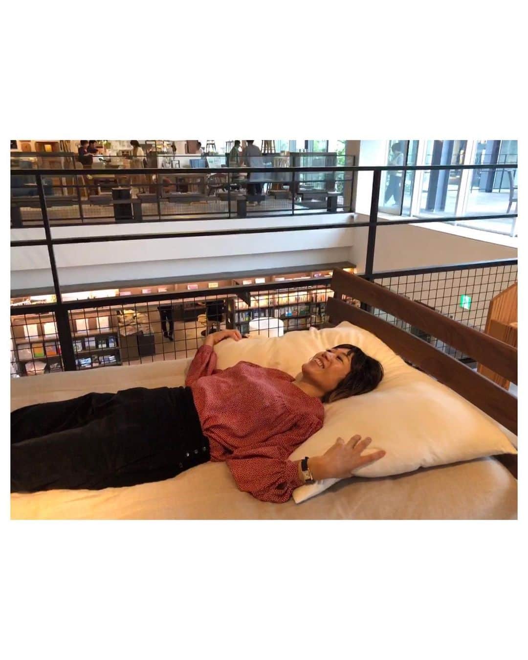早坂香須子さんのインスタグラム写真 - (早坂香須子Instagram)「湘南T-SITE 2号館2階でポップアップ中の金澤屋さんにお邪魔しました。  金澤屋さんは創業約180年の歴史を持つ群馬県高崎市にある寝具専門店。  @nanadecor_official の展示会で金澤屋さんが紹介していたオーストリアRELAX社のベッド、スプリング、マットレスは、一切金属を使わず天然素材だけを熟練の職人によって全て手作りされています。  その寝心地に感動し、今回のポップアップでいろんなサイズを試して無事オーダー完了。  メタルフリーなので電磁波対策にもなるし、何より木のスプリングが体に寄り添う優しいしなり感が、たまらないのです。  湘南T-SITEで寝落ちしそうでしたが、それすら温かい目で見守ってくれる金澤屋さんのスタッフの皆さま、ありがとうございました！  眠りが充実する日が楽しみ過ぎます。  金澤屋さんのポップアップは9月までの予定だそう。 ぜひゴロゴロしに行ってみてね。  #金澤屋 #老舗寝具店 #RELAX社 #RELAXBEDSYSTEMSJAPAN #眠りで人生は変わる #人にも環境にも優しいベッド #耐久性にも優れてます @kanazawaya_web」6月9日 16時52分 - kazukovalentine