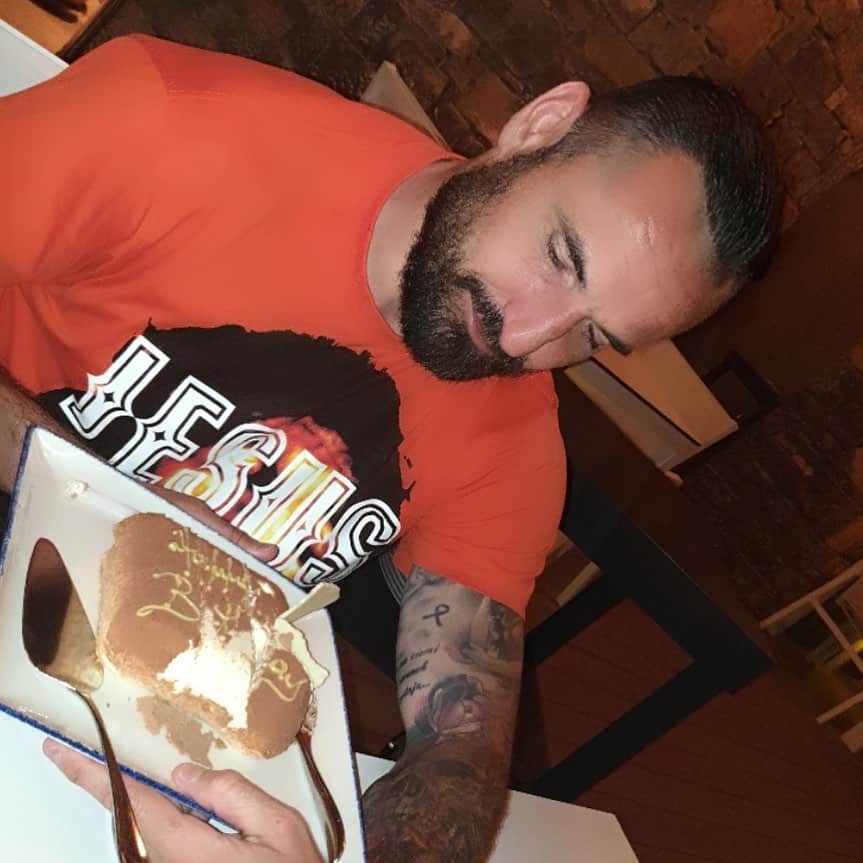 マルチン・ヴァシレフスキのインスタグラム：「39 Today 🥳 thanks for all your wishes 🙌🏻 maybe the cake does not look good 😅but it tasted great」