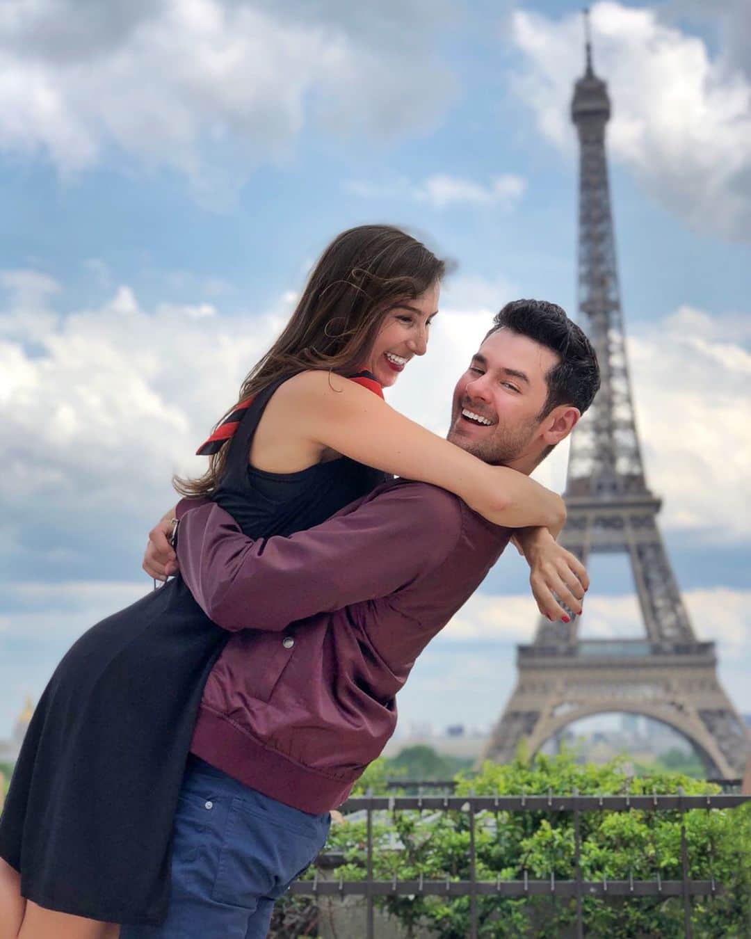 ブレンダン・ロビンソンさんのインスタグラム写真 - (ブレンダン・ロビンソンInstagram)「The Grand Finale!  @Hpugz and I had a wonderful #vacation in #Paris!  We’ll be back soon! 🇫🇷🥐🥖😍❤️ . . . #france #eiffeltower #worldtraveler #cutecouples #couple #love」6月10日 3時50分 - brendanrobinson