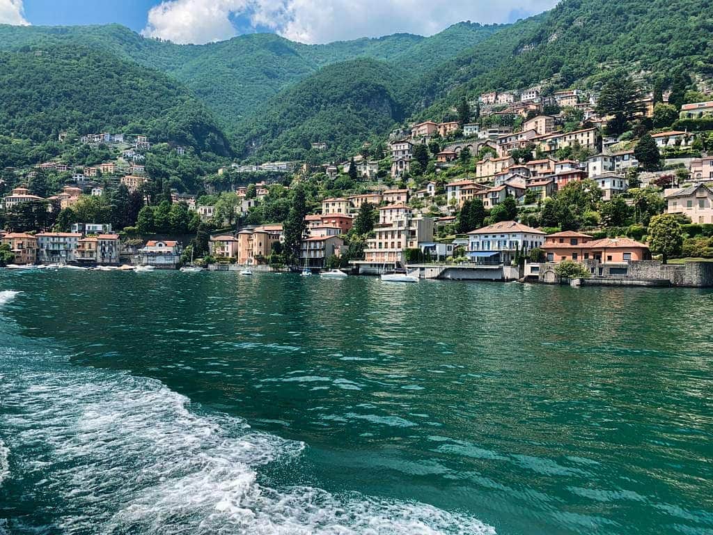 パヴェル・ドローストのインスタグラム：「📍Lago di Como, Italia 🇮🇹 Amazing atmosphere here...🙌🏼✨ . . . #italia #milan #lombardia #travel #lake #lavitaebella #ciaobella #italy #италия #nature」