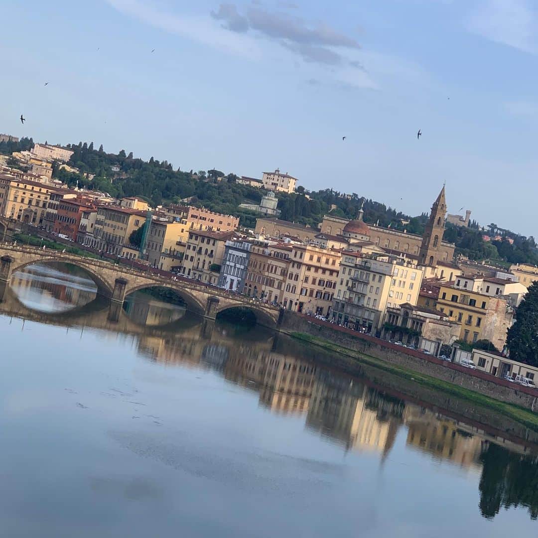 カリーヌ・ロワトフェルドのインスタグラム：「Room with a view😎 #florence#stregis」