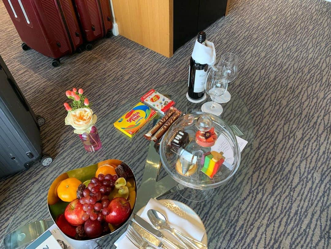 ジョン・バロウマンさんのインスタグラム写真 - (ジョン・バロウマンInstagram)「This is how to make a person feel welcome. #pride #cakes and your favorite #sweets and #wine . @jumeirahct #brandloyalty #jbfabulous」6月10日 2時29分 - johnscotbarrowman