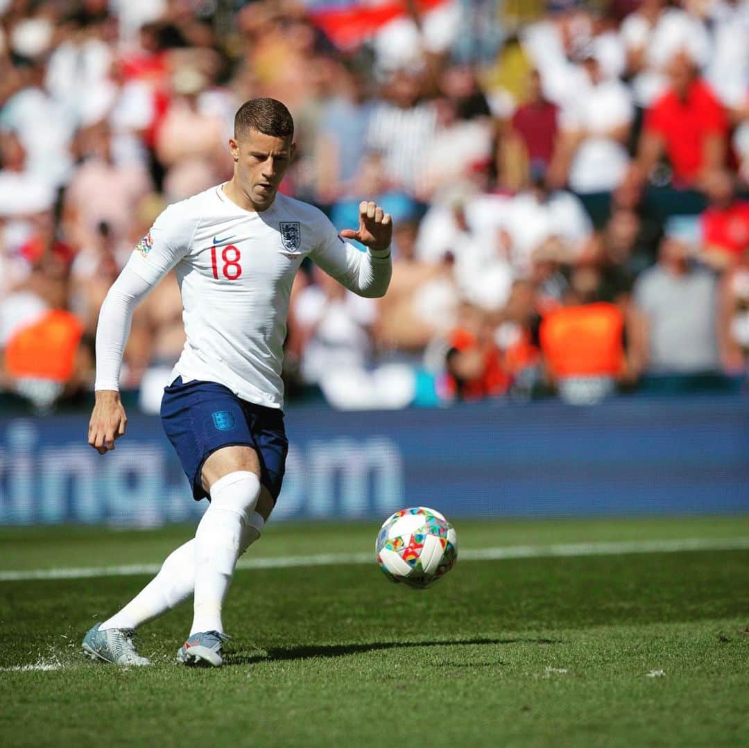 ロス・バークリーさんのインスタグラム写真 - (ロス・バークリーInstagram)「Thanks for the brilliant support out here in Portugal. Time to rest and recover! 🦁🙌🏻」6月10日 2時30分 - rossbarkley