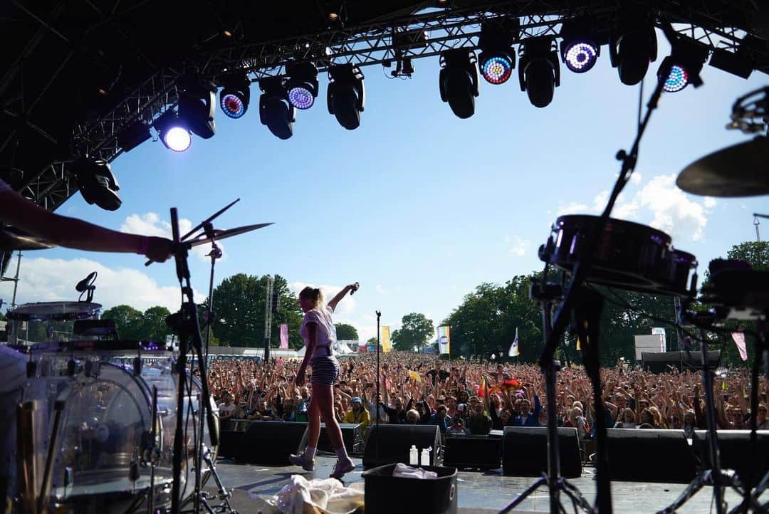 トーヴ・ローさんのインスタグラム写真 - (トーヴ・ローInstagram)「@mightyhoopla you were just TOO BEAUTIFUL 🏳️‍🌈🔥 big shout out to @sink_the_pink and @katenash for coming on stage with me!!! 🐾」6月10日 2時32分 - tovelo