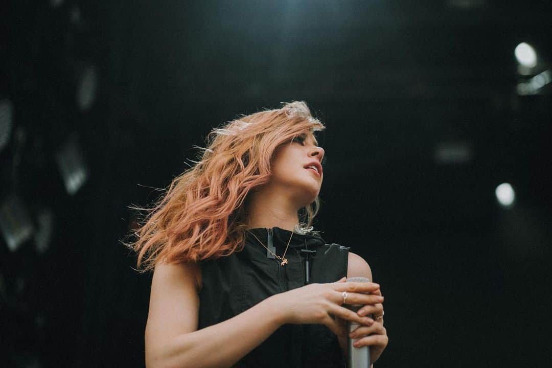 クリスシー・コスタンザさんのインスタグラム写真 - (クリスシー・コスタンザInstagram)「little lion girl on the big stage.  thank you rock im park, see you later this year germany 🖤」6月10日 2時41分 - chrissycostanza