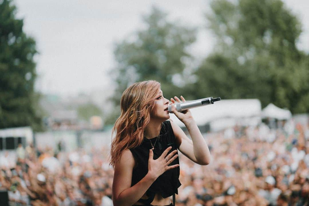 クリスシー・コスタンザさんのインスタグラム写真 - (クリスシー・コスタンザInstagram)「little lion girl on the big stage.  thank you rock im park, see you later this year germany 🖤」6月10日 2時41分 - chrissycostanza