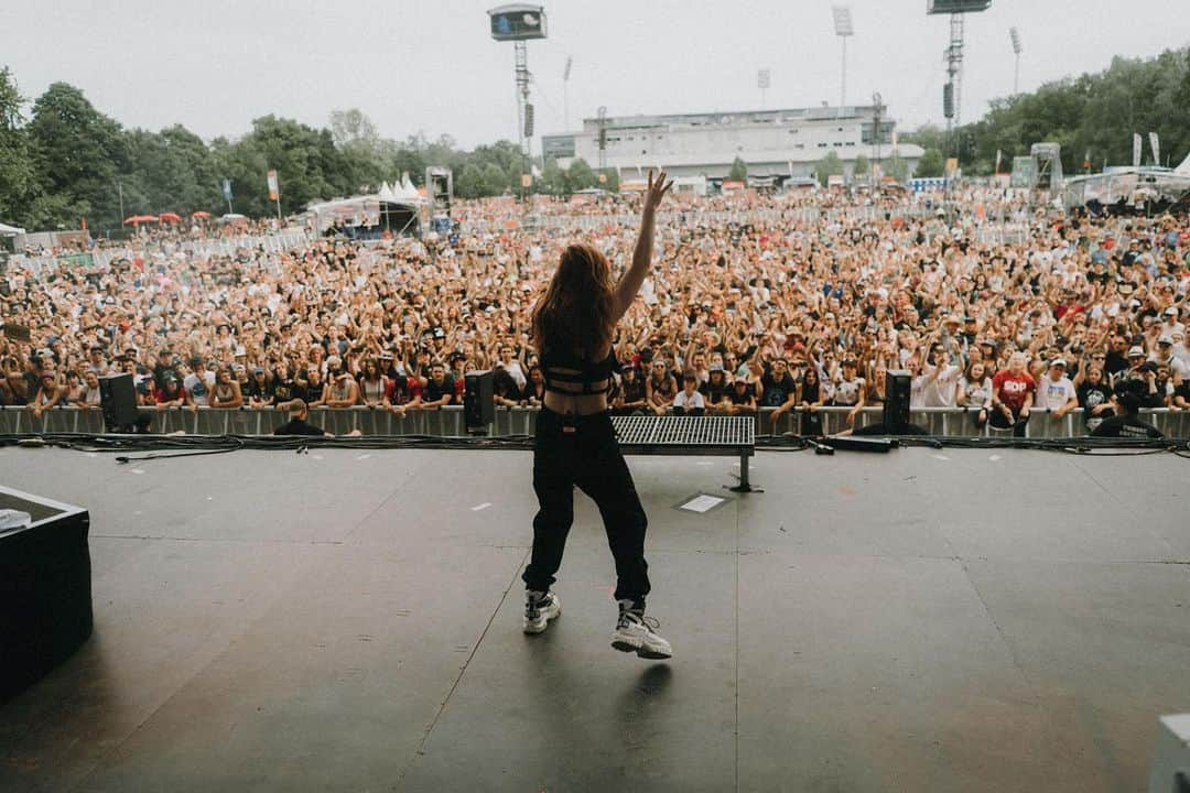 クリスシー・コスタンザさんのインスタグラム写真 - (クリスシー・コスタンザInstagram)「little lion girl on the big stage.  thank you rock im park, see you later this year germany 🖤」6月10日 2時41分 - chrissycostanza