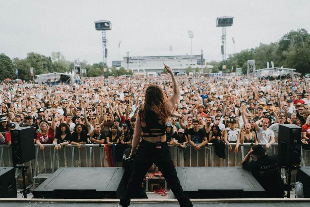 クリスシー・コスタンザさんのインスタグラム写真 - (クリスシー・コスタンザInstagram)「little lion girl on the big stage.  thank you rock im park, see you later this year germany 🖤」6月10日 2時41分 - chrissycostanza