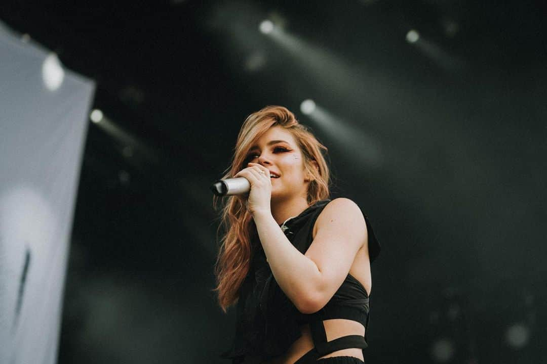 クリスシー・コスタンザさんのインスタグラム写真 - (クリスシー・コスタンザInstagram)「little lion girl on the big stage.  thank you rock im park, see you later this year germany 🖤」6月10日 2時41分 - chrissycostanza