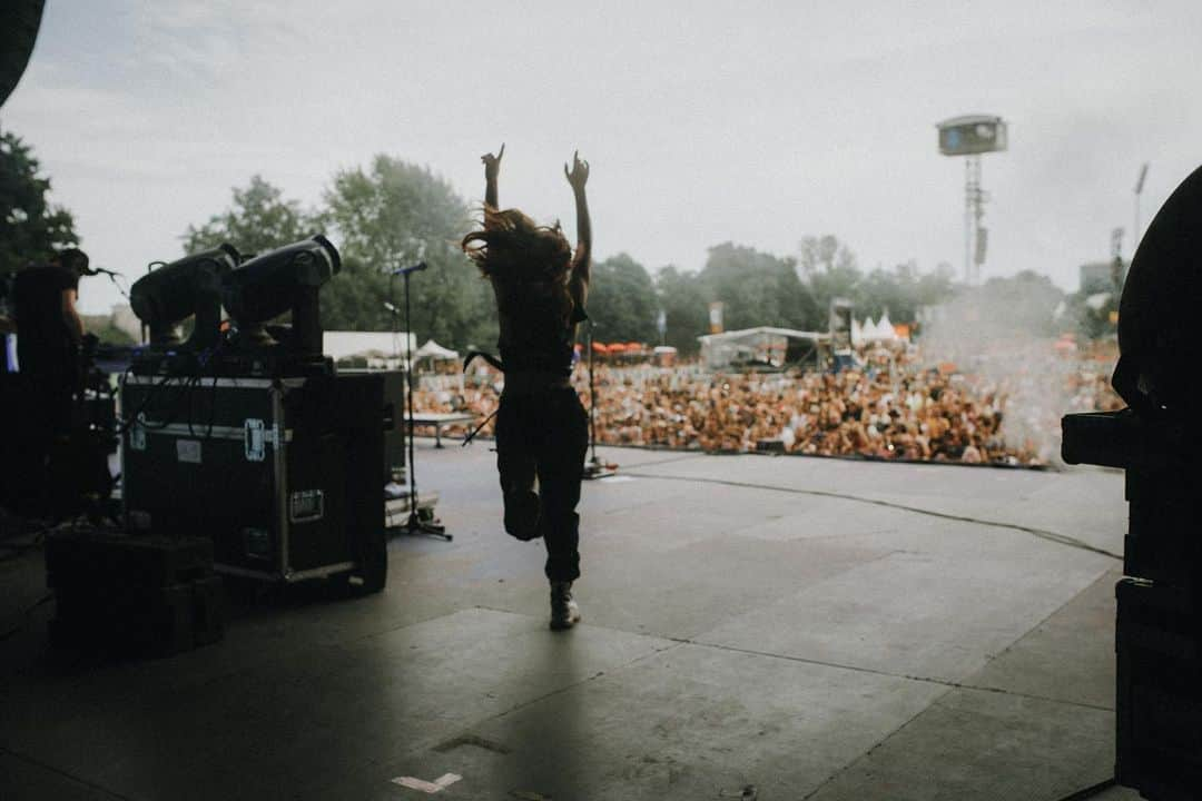 クリスシー・コスタンザさんのインスタグラム写真 - (クリスシー・コスタンザInstagram)「little lion girl on the big stage.  thank you rock im park, see you later this year germany 🖤」6月10日 2時41分 - chrissycostanza