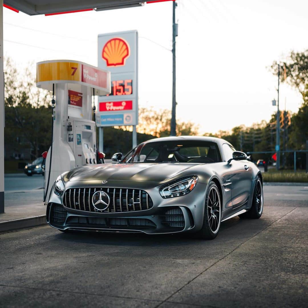CarsWithoutLimitsさんのインスタグラム写真 - (CarsWithoutLimitsInstagram)「Seems like every nice car has a drinking problem 👽 Photo @frozenfraim  #carswithoutlimits #mercedes #mercedesamg #amggtr #gas #toronto」6月10日 2時41分 - carswithoutlimits